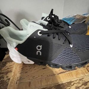 Women’s On Cloud shoes size 8!!